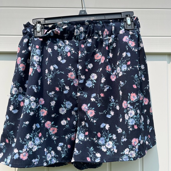 Copper key navy floral shorts! size is medium; like new condition never worn. - Picture 4 of 4